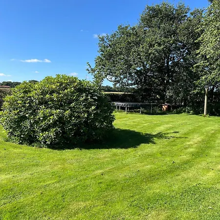 Charmerende Landhus Taet Pa Boxen Og Centrum